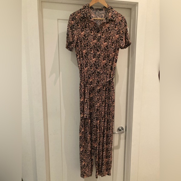 Elegant Black and Pink short sleeve Jumpsuit - Picture 2 of 8